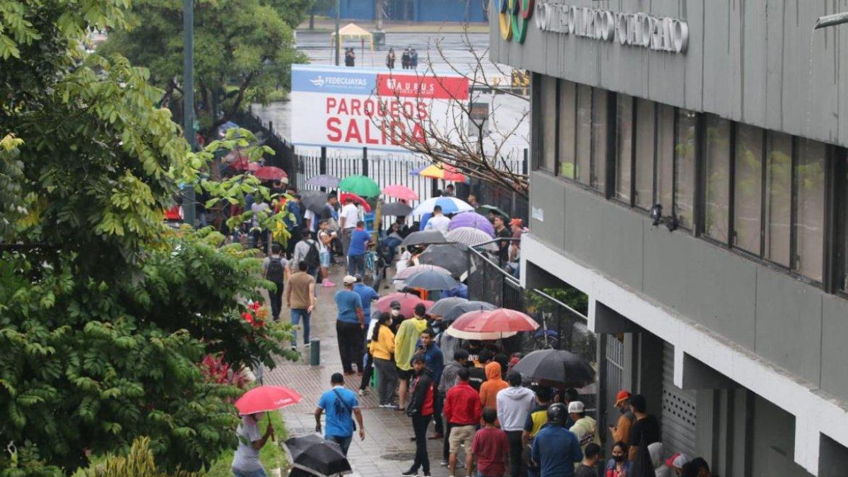 Miles de aficionados se agolparon por entradas para el partido entre Ecuador y Argentina.