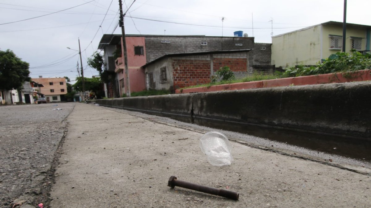 Un perno fue hallado en el sector. Pertenecería a la máquina dañada de un pequeño parque de diversiones, que hoy ha desaparecido del sector.