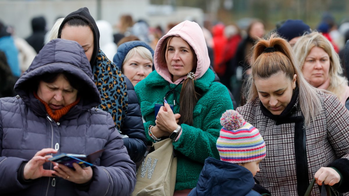 Refugiados ucraniados camino a Bélgica, a causa de la invasión de Rusia a su país.