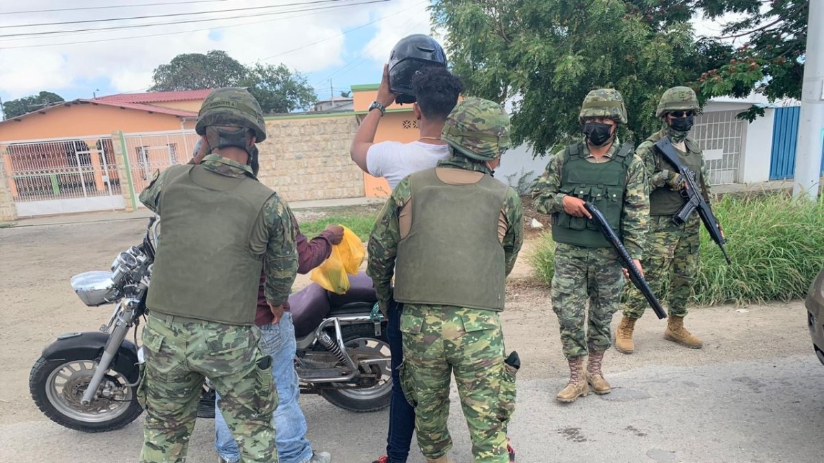 Militares participan en los operativos de control este lunes en la comuna turística de Santa Elena.