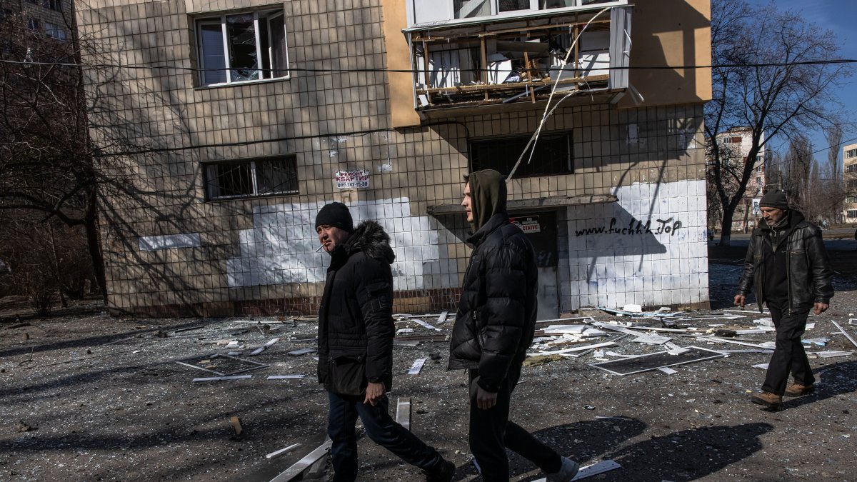 Personas caminando en un área residencial de Kiev, luego de la caída de misiles rusos.