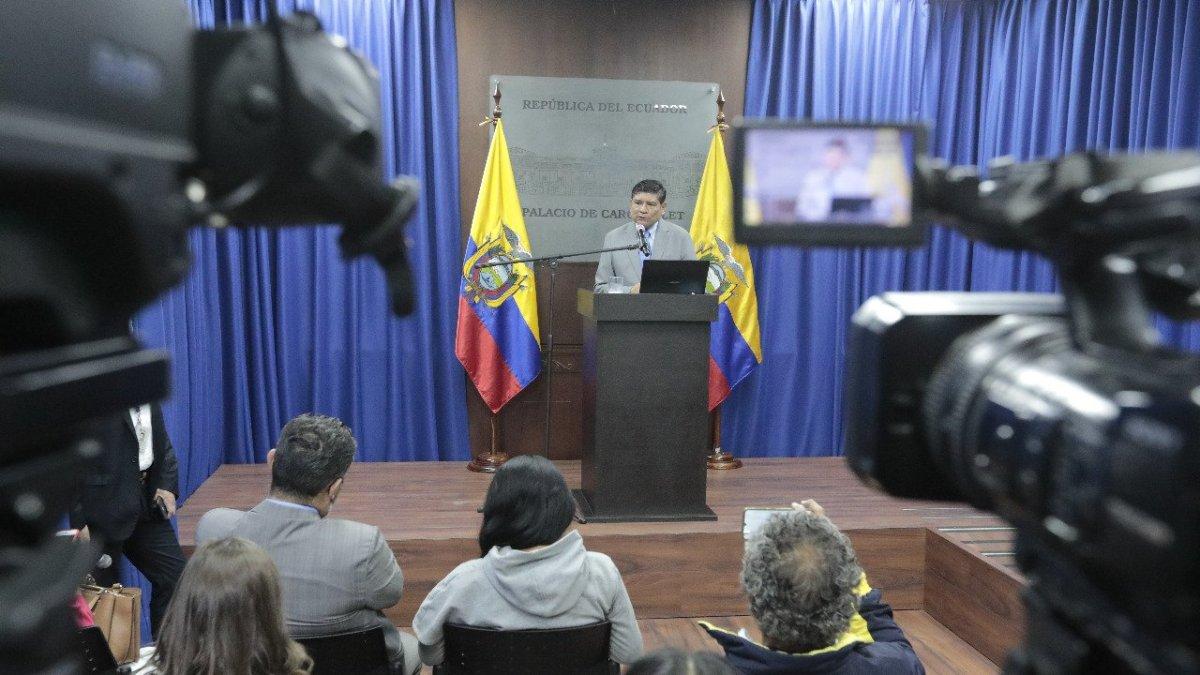 El consejero presidencial compareció ante los medios de comunicación en el Palacio de Carondelet.