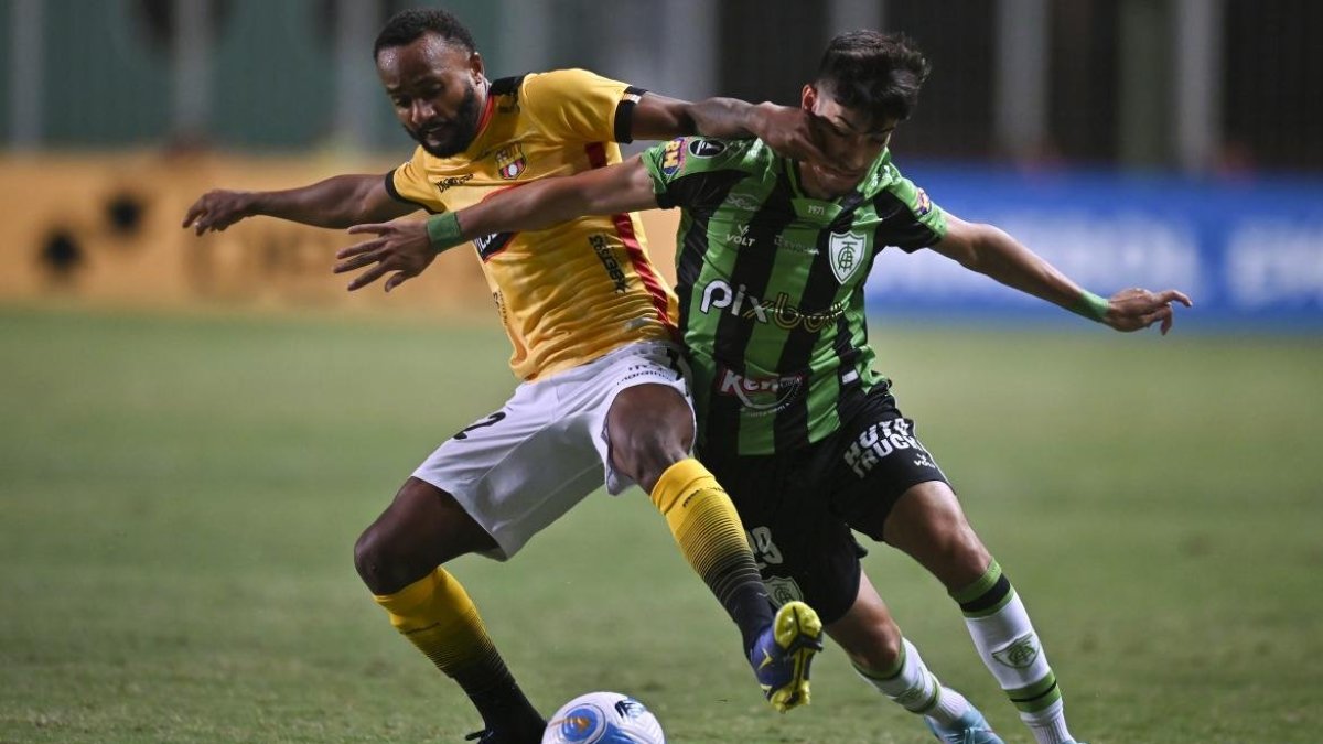 Leonai De Souza (i), mediocampista de Barcelona, durante el compromiso de ida en Brasil que terminó empatado sin goles.