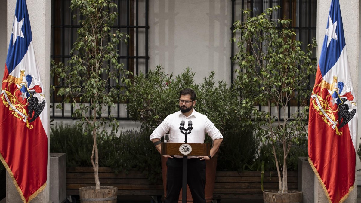 El presidente de Chile, Gabriel Boric, participa de una conferencia de prensa con los medios internacionales, hoy en el Palacio de La Moneda en Santiago (Chile).