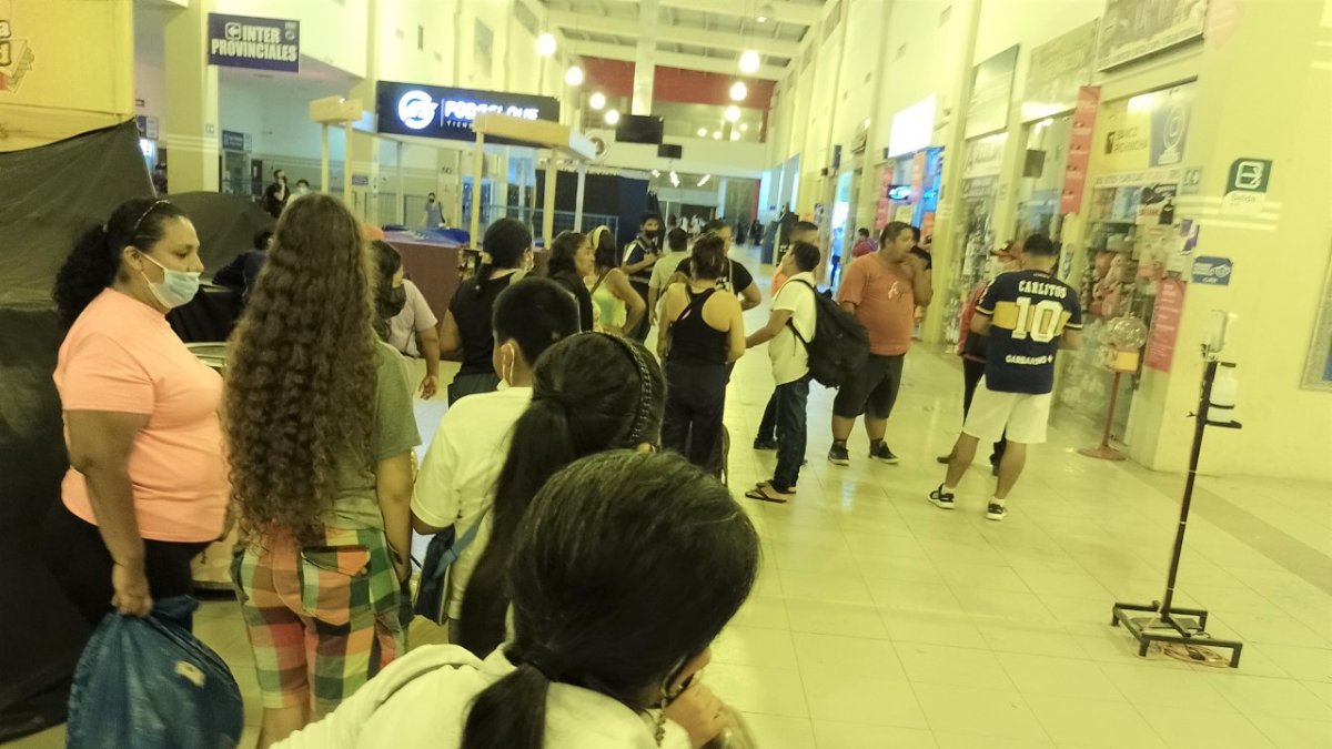 Los usuarios de la estación muestran susto y desconcierto con la caída de parte de la cubierta.