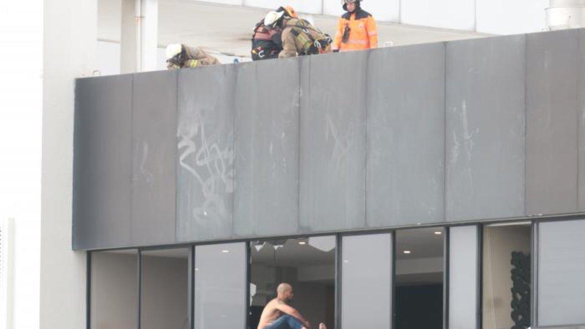 1 de febrero de 2022: El hombre, antes de lanzarse por la ventana de su departamento a las 09:57