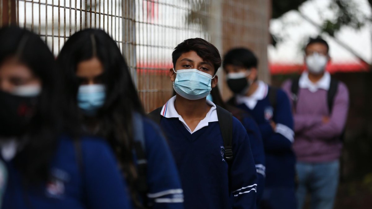 Estudiantes de la Unidad Educativa Agropecuaria Eduardo Salazar Gómez regresan a clases presenciales, en una fotografía de archivo.