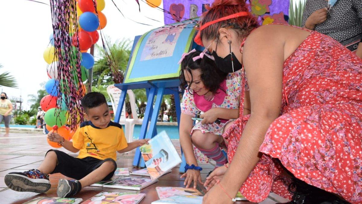 Los niños buscan los cuentos de su agrado para desarrollar la destreza a la lectura.