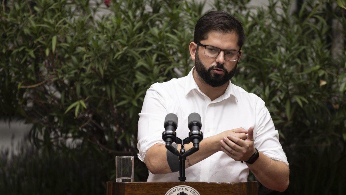 El presidente de Chile, Gabriel Boric, participa de una conferencia de prensa con los medios internacionales, hoy en el Palacio de La Moneda en Santiago (Chile). Boric reafirmó su intención de fomentar la integración regional y dijo que 