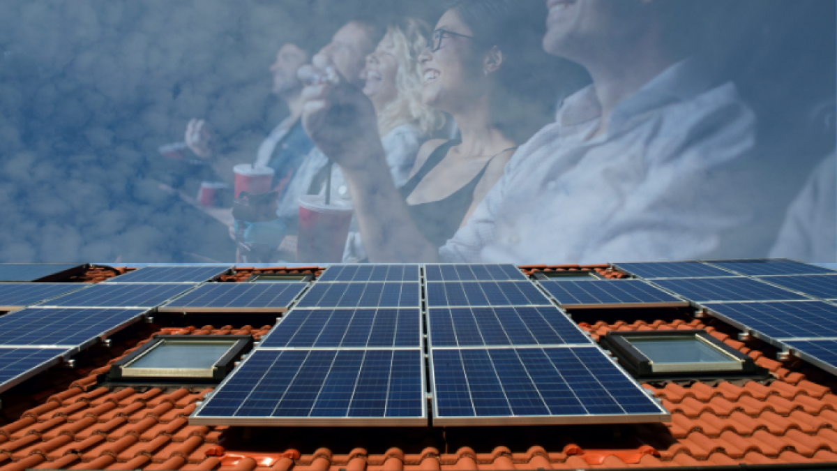 Trabajan en una muestra itinerante de cine alimentada íntegramente con energía solar.