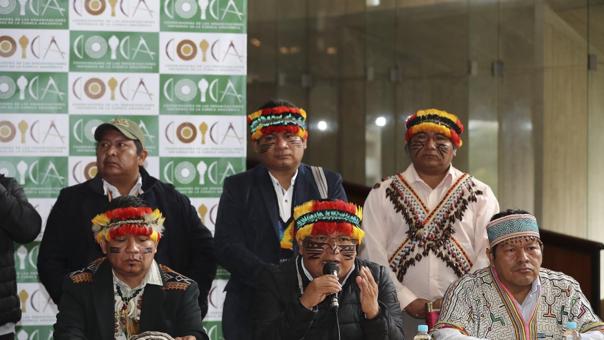 El presidente de la Confederación de Nacionalidades Indígenas de la Amazonía Ecuatoriana (Confeniae), Marlon Vargas (c), y el coordinador general de la Coordinadora de Organizaciones Indígenas de la Cuenca Amazónica (Coica), el venezolano Gregorio Mirabal (i), en rueda de prensa, hoy, en Quito (Ecuador).