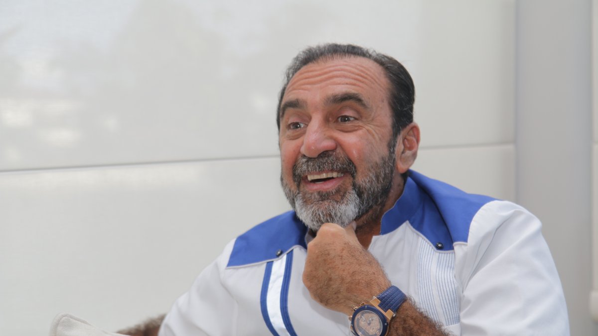 Durante la entrevista, Neme contestó con humor varias preguntas, sobre todo los tema económicos por los que suele ser muy hermético.