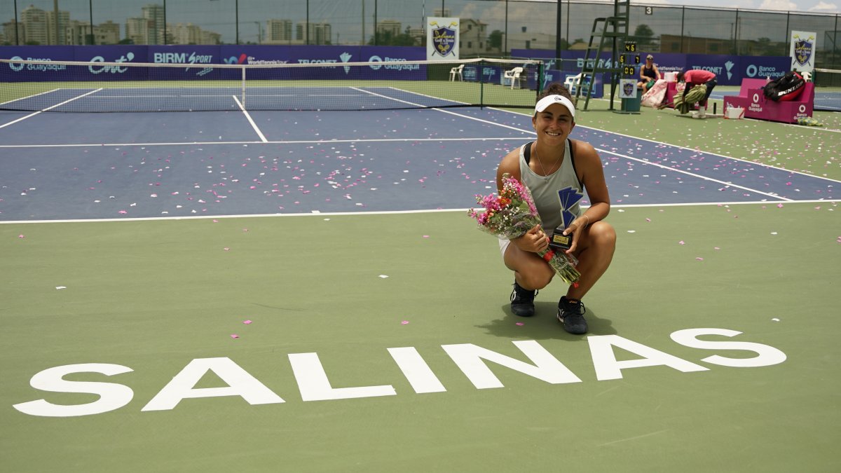 La chilena con el título de singles. Un día antes se llevó también el dobles.