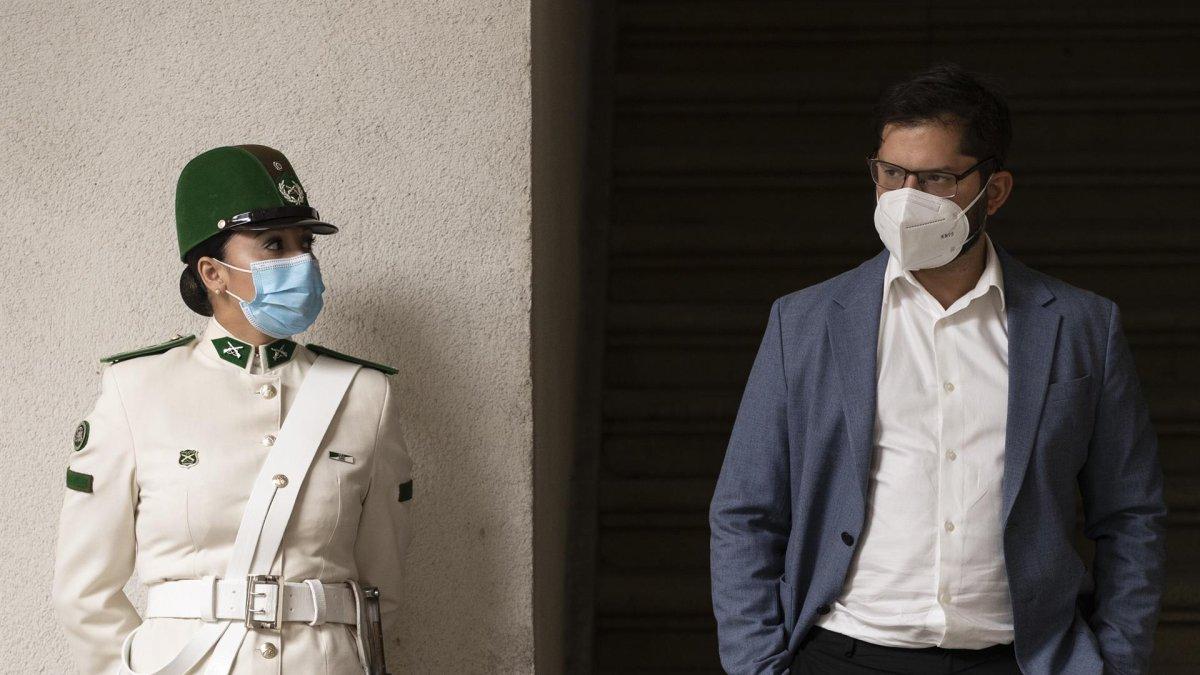 El presidente de Chile, Gabriel Boric, llega a una conferencia de prensa con los medios internacionales, hoy en el Palacio de La Moneda en Santiago (Chile).