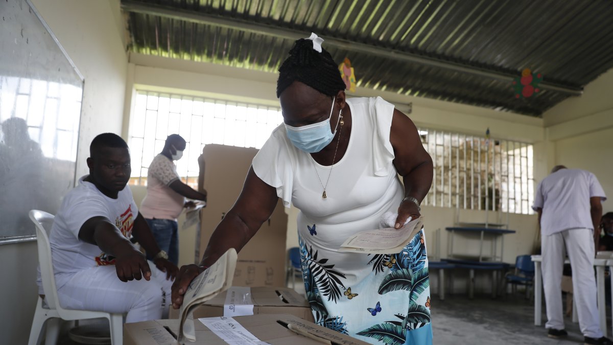 Ciudadanos ejercen su derecho al voto  en las elecciones legislativas en Colombia.   Ernesto Guzmán