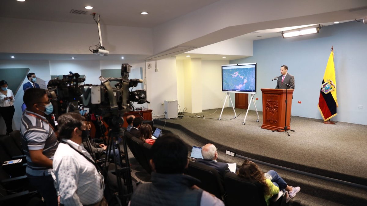 El ministro, Juan Carlos Holguín, en rueda de prensa este martes 14 de marzo.