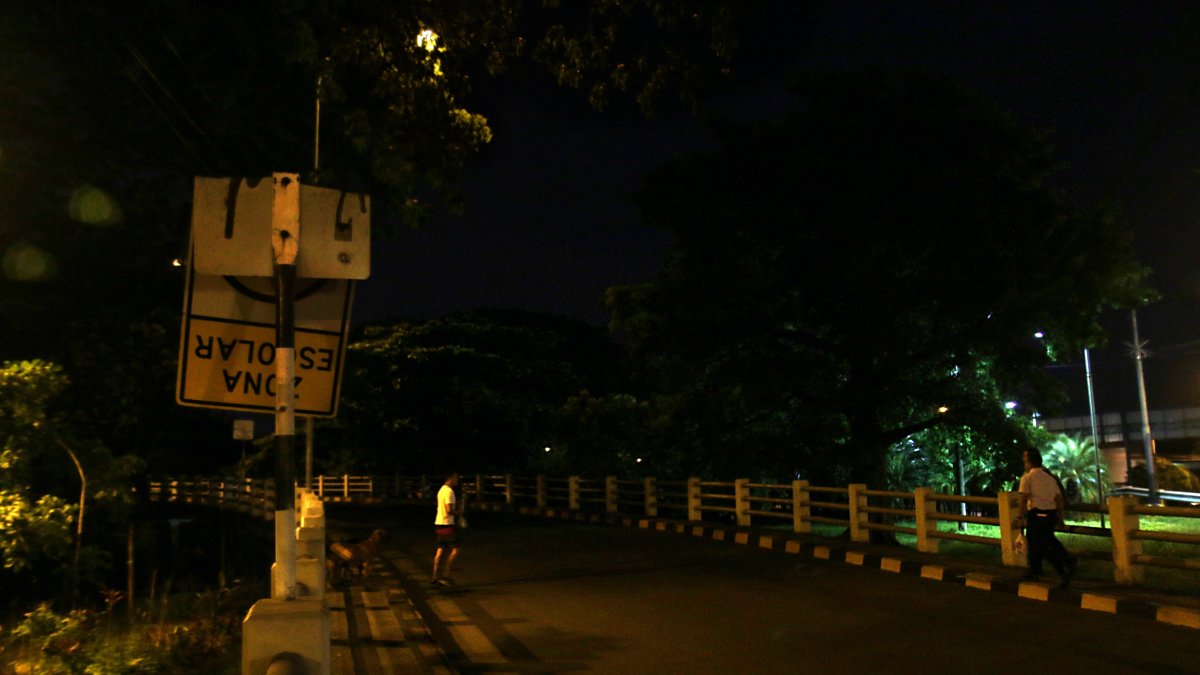 Oscuridad. Los residentes solicitan que haya más luminosidad en el puente que conecta con el Albán Borja, además de señalética.