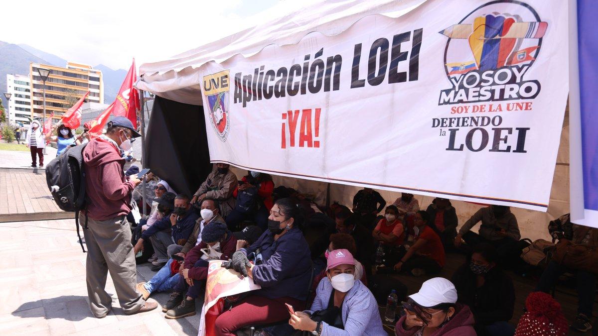 Militantes de la Unión Nacional de Educadores (UNE) realizaron un plantón frente a la Asamblea el domingo 13 de marzo.