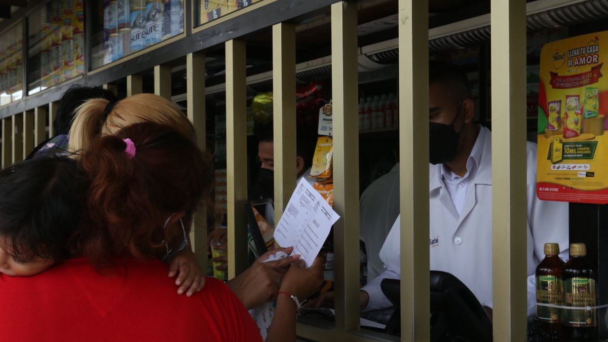 Mecanismo. Los pacientes podrán retirar sus medicamentos recetados en las farmacias privadas del país.