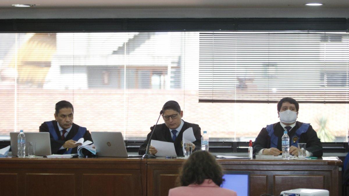 Audiencia. El juez Walter Macías (i) es el ponente del juicio en el caso de posible delincuencia organizada contra el excontralor Pablo Celi.