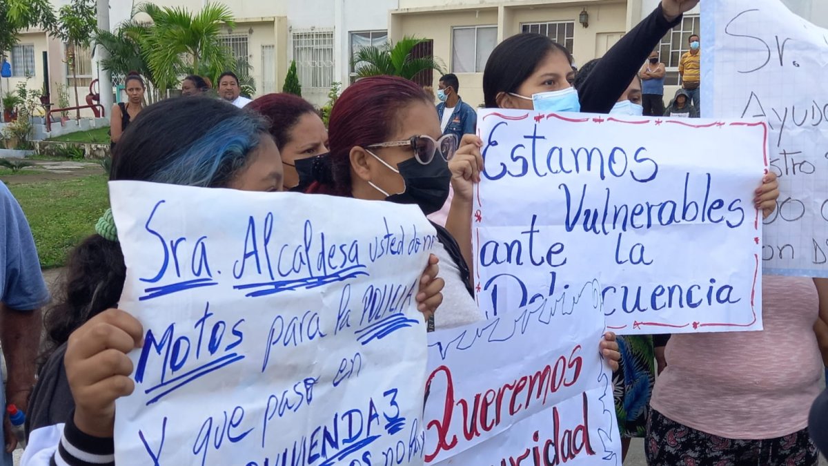 Moradores de Socio Vivienda 3 protestan por la inseguridad en el sector.