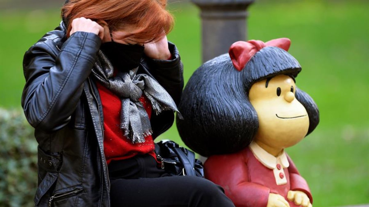 Turistas en Oviedo visitan atracciones y lugares típicos de la ciudad aprovechando el buen tiempo, este domingo.