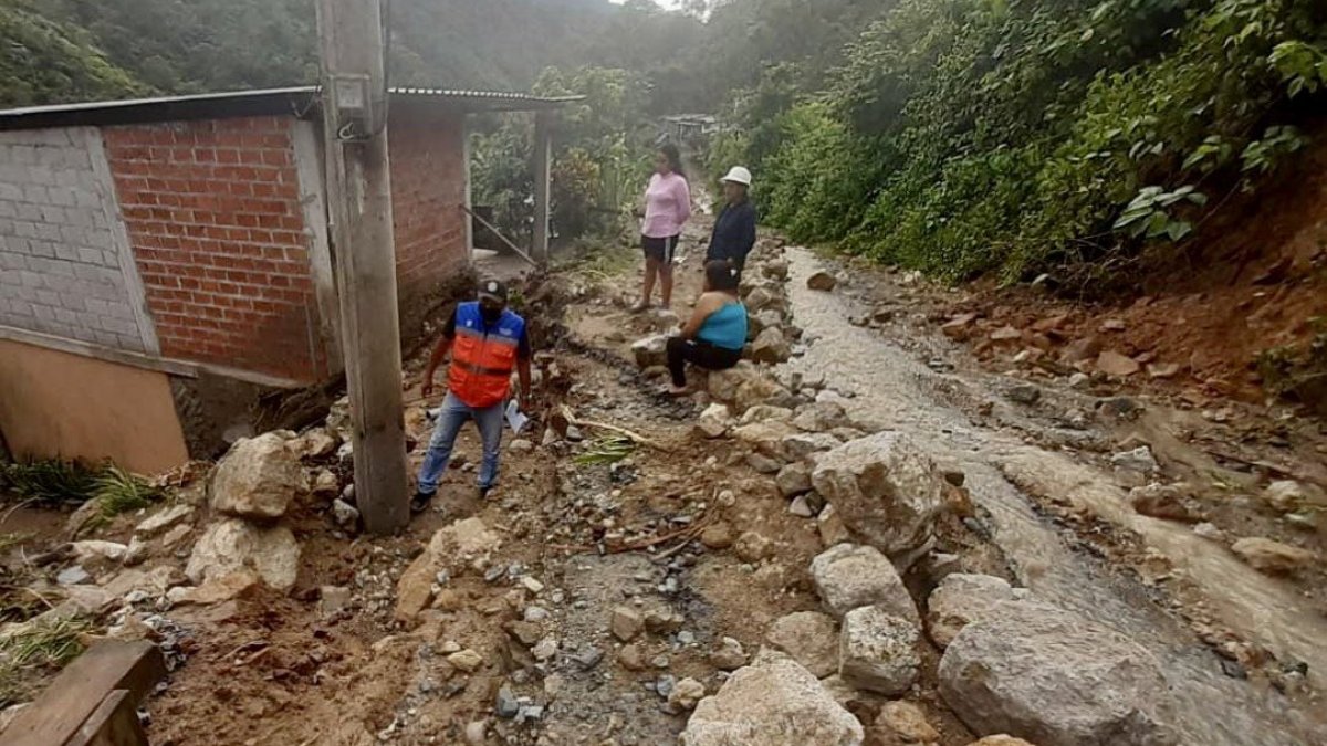 Deslizamiento de tierra en el sector de Uzhcurrumi en El Oro.
