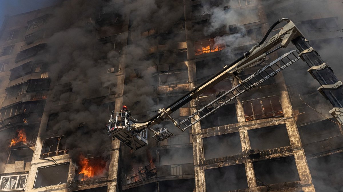 La capital de Ucrania, Kiev, se encuentra rodeada por fuerzas rusas. Allí  murieron al menos cuatro personas ayer en ataques a zonas residenciales.