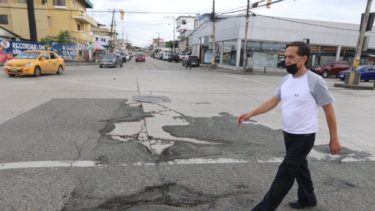 Bacheo. El cabildo no da respuesta ni solución a la necesidad urgente de reparar la capa asfáltica de  varias calles de Guayaquil pese a las constantes denuncias ciudadanas.