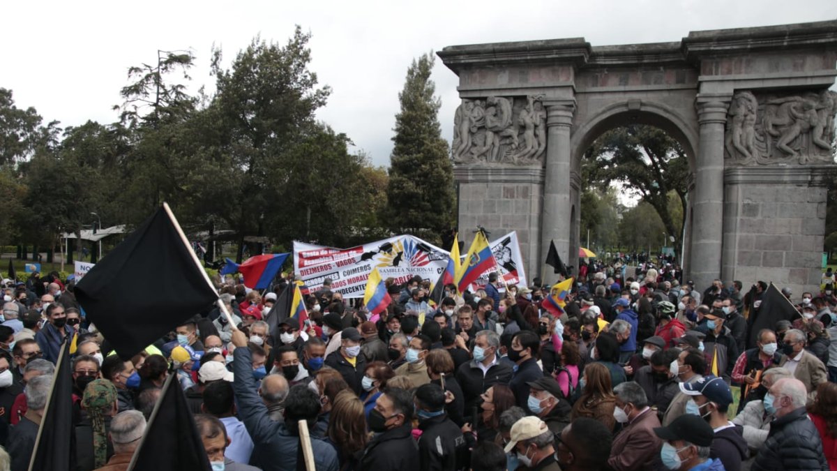Protesta. Cientos de ciudadanos marcharon con pancartas y carteles para rechazar las amnistías.