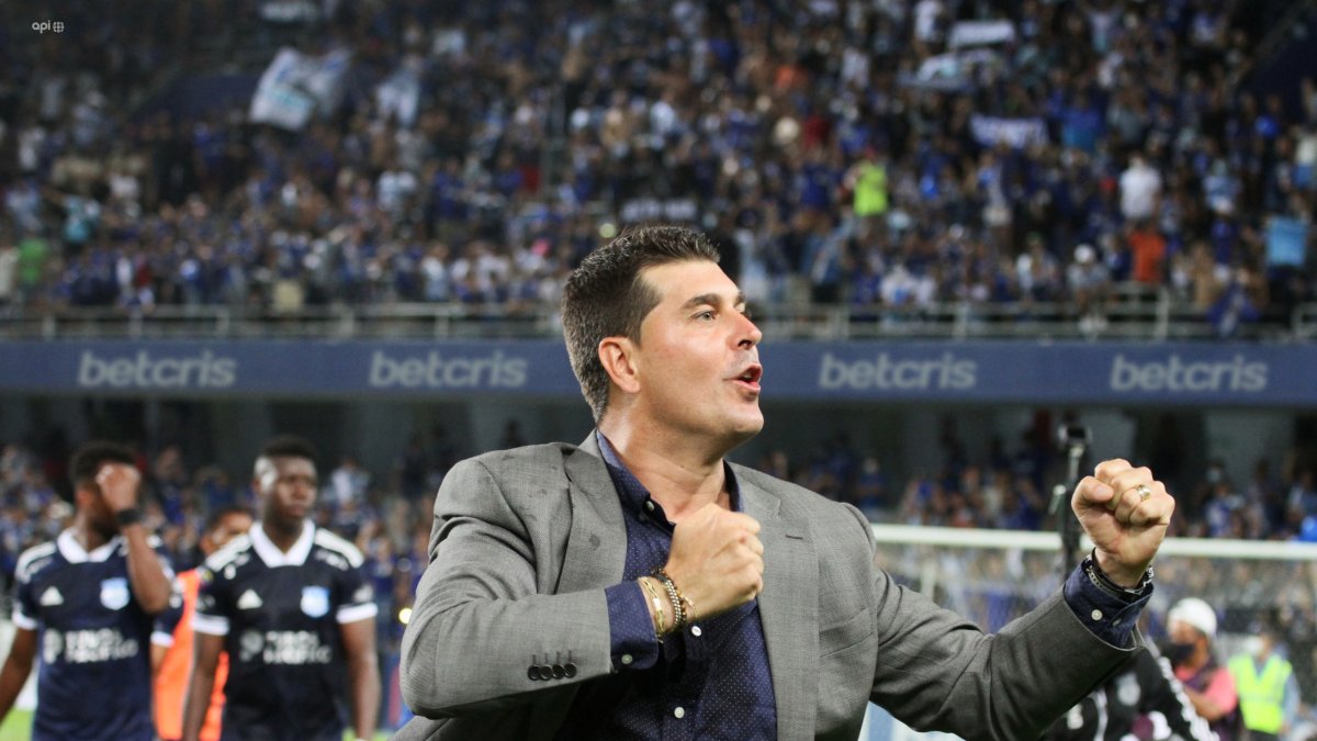 Ismael Rescalvo, un técnico cuyo estilo al vestir es elegante y discreto.