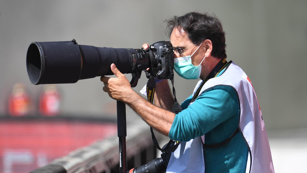 En el exterior, no existe prohibición para el ingreso de los fotógrafos a realizar la cobertura de los partidos.
