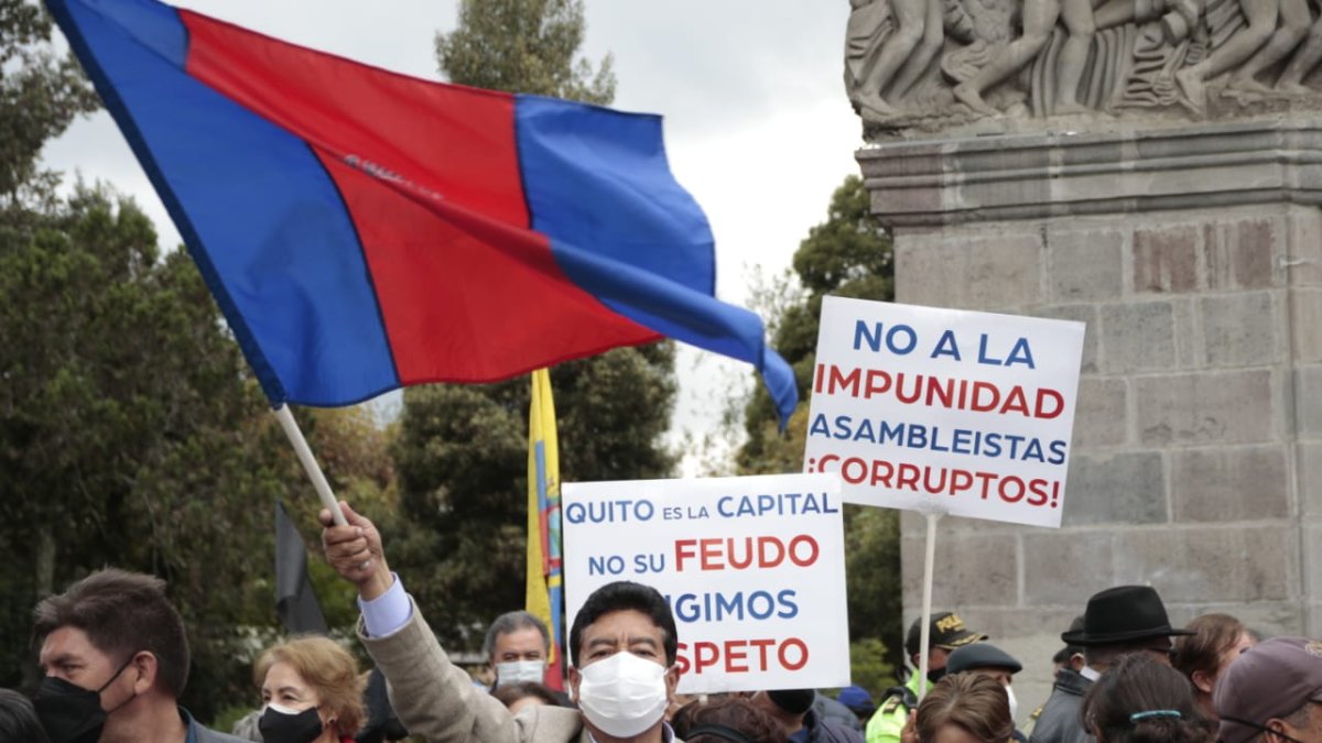 Un grupo de habitantes de Quito salió ayer a las calles para protestar en contra de las amnistías otorgadas por la Asamblea Nacional la semana pasada.