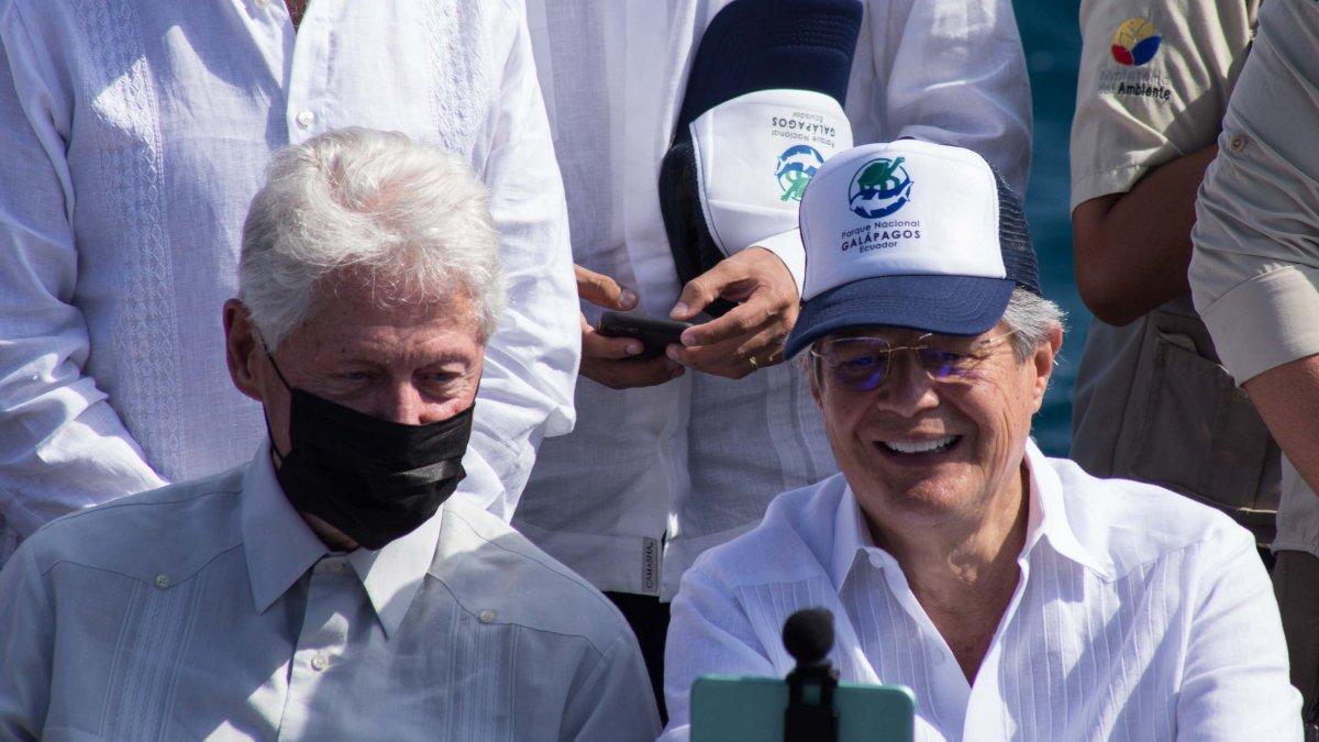 Guillermo Lasso, y el expresidente estadounidense Bill Clinton (i), durante la firma de un decreto de zona protegida, en el archipiélago de las islas Galápagos