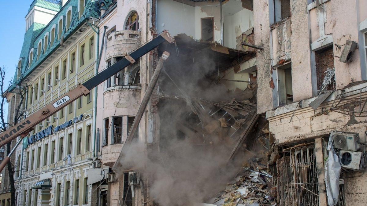 Trabajadores realizan la demolición en un edificio bombardeado en Kharkiv, Ucrania, país que ha sido invadido por Rusia y por lo cual ha provocado un exodo hacia países vecinos.