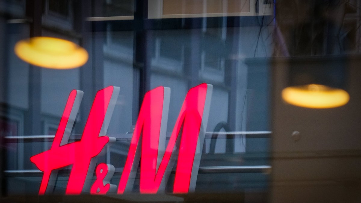 Logotipo de una tienda de la cadena de moda sueca Hennes and Mauritz (H&M) en Bremen, Alemania, en una fotografía de archivo