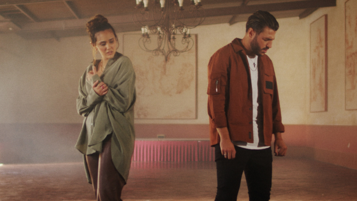 Los artistas trabajaron el tema a distancia y no fue hasta unos meses que se encontraron en Sevilla para la grabación del video