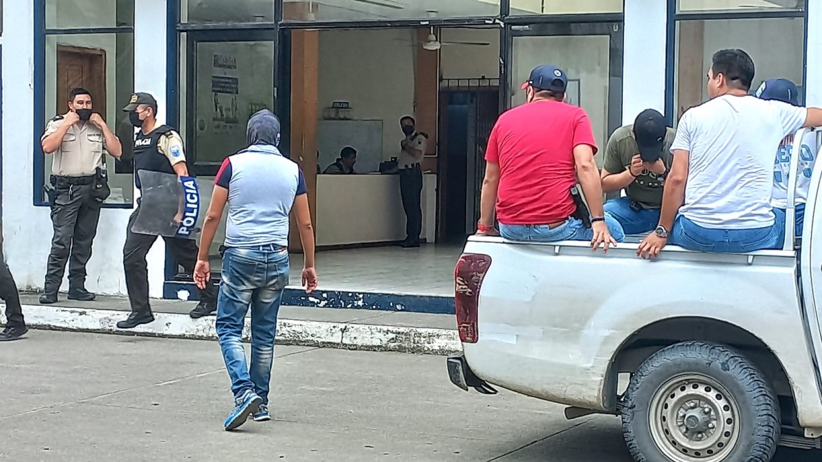 En la delegación policial hay mucho mmovimiento luego del macabro suceso que ha conmocionado a La Troncal.