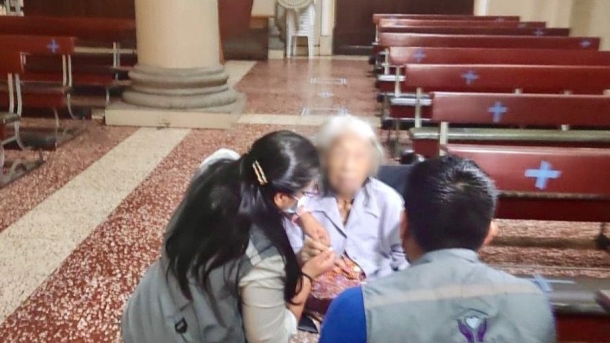 Luz María permaneció hasta casi la medianoche del lunes en la iglesia San Francisco.