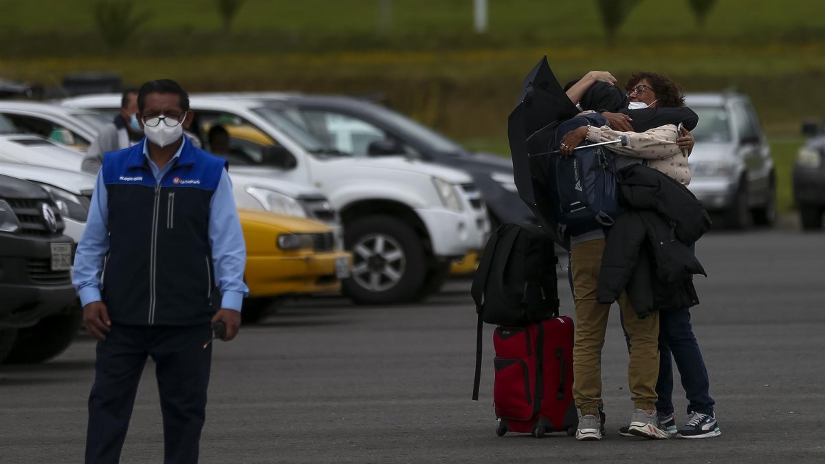 Familiares se reencuentran con ecuatorianos repatriados de Ucrania tras la llegada del primer vuelo humanitario, en las afueras del Aeropuerto Internacional Mariscal Sucre, en Quito (Ecuador), el pasado 4 de marzo de 2022.