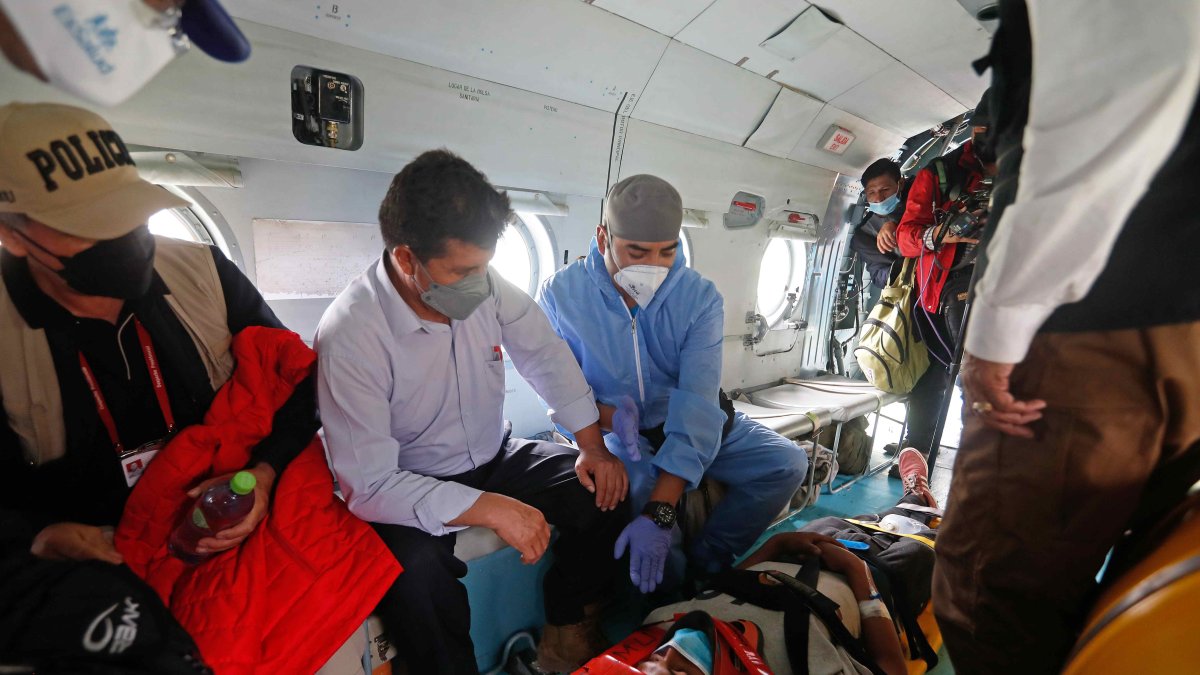 El presidente Castillo visitó hoy la zona donde se produjo un derrumbe, mientras enfrenta un proceso político en el Congreso.