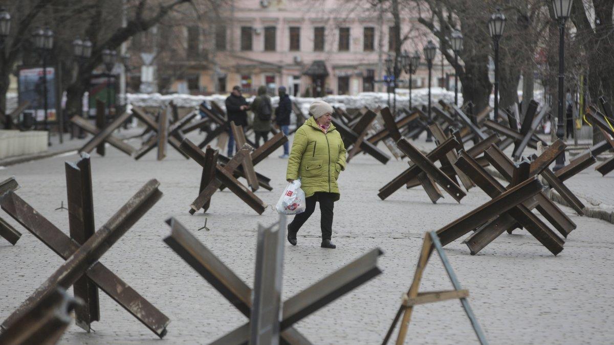 En el vigesimoprimer día de la invasión, un teatro de la asediada ciudad de Mariúpol, que servía de refugio a cientos de civiles, quedó reducido a escombros por un ataque ruso.