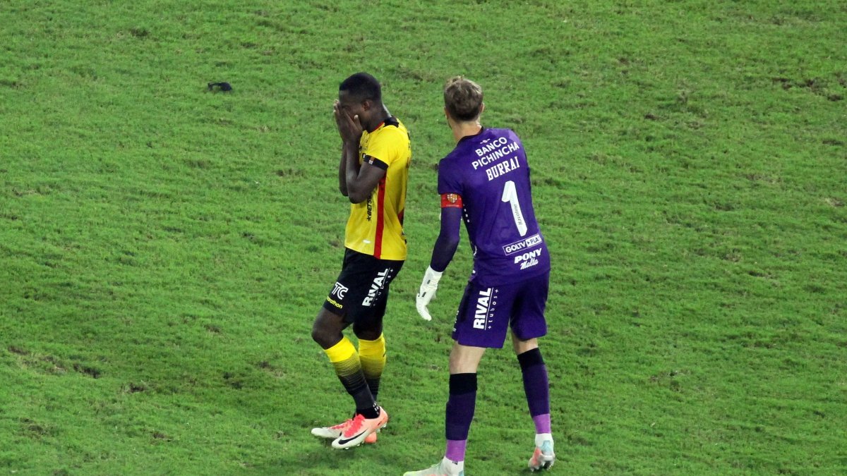 El arquero Javier Burrai (derecha) trata de consolar al defensa Leonel Quiñónez después de su fallo en el cuarto tiro penal de Barcelona.