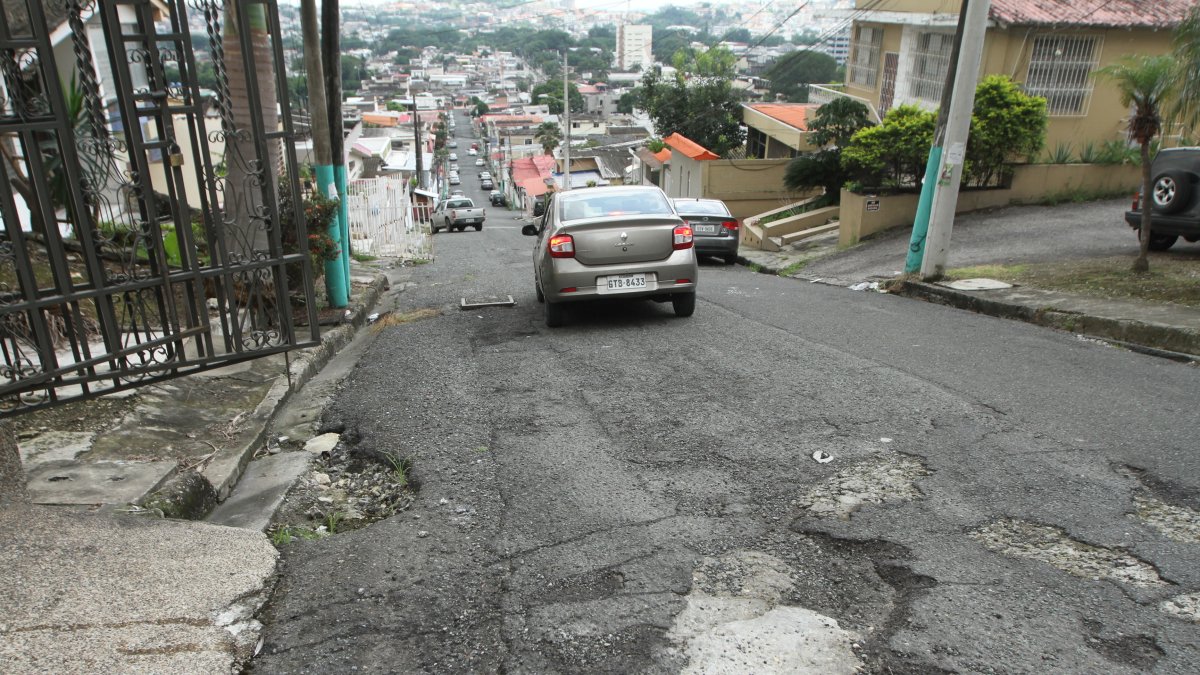 Varias cuadras de diferentes manzanas de la ciudadela El Paraíso están agrietadas. Los peatones y conductores tienen miedo de transitarlas, además de los daños que sufren sus carros.