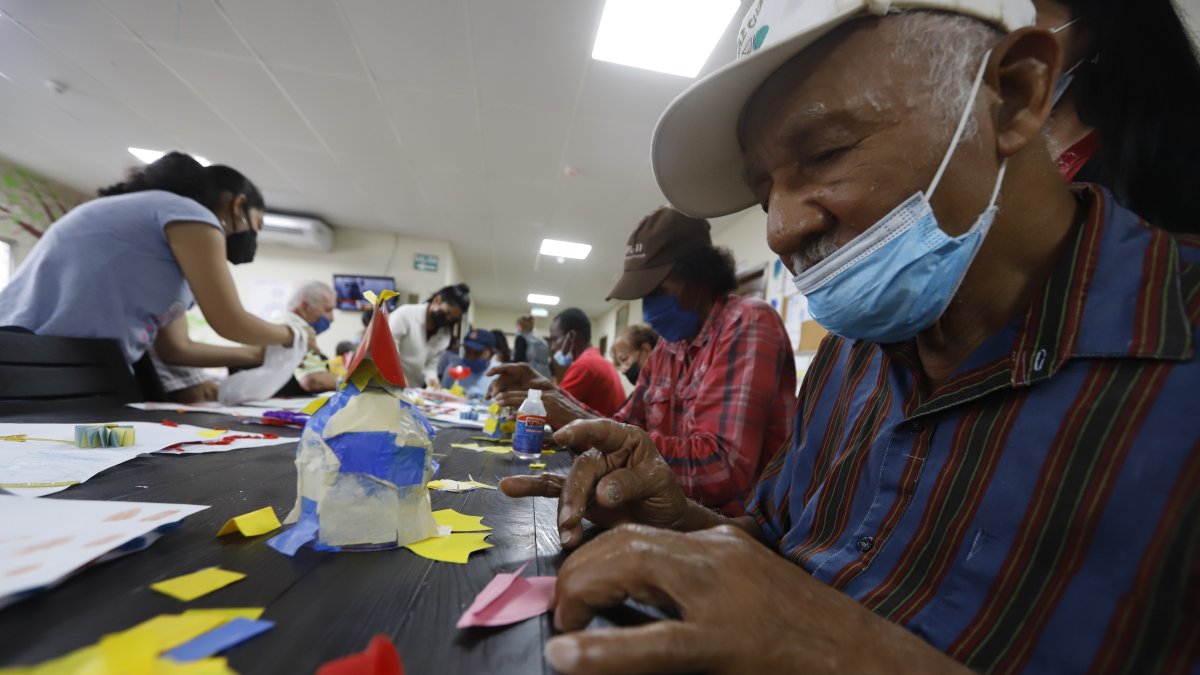 Actividades. Entre las actividades que los adultos mayores realizan en el albergue figuran programas, manualidades, cultivo de huertos urbanos y otras. También preparan panes. 