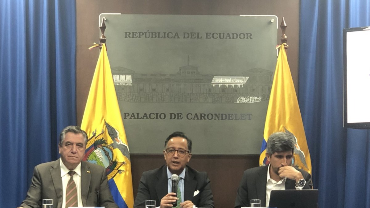 Patricio Donoso, ministro de Trabajo; Diego Ordóñez, consejero gubernamental; y Francisco Briones, subsecretario General de Gabinete, durante la explicación de la reforma laboral este 16 de marzo de 2022.