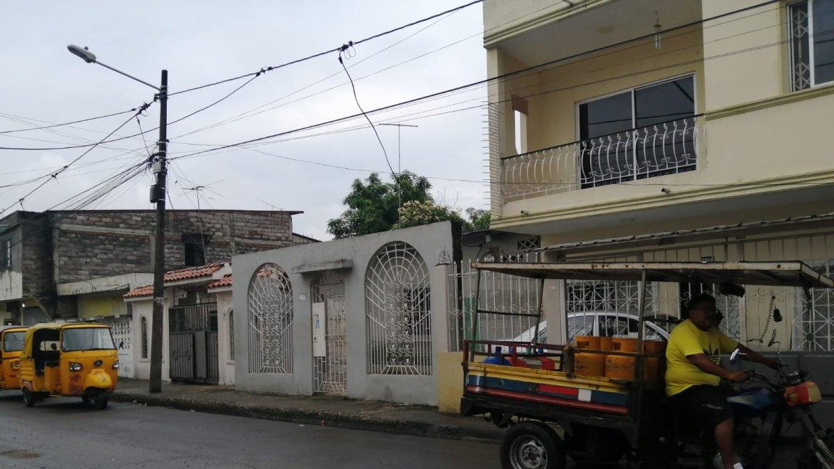 En las calle 9na y la F, un militar y un civil fueron asesinados a tiros dentro de un vehículo la noche de ayer miércoles.