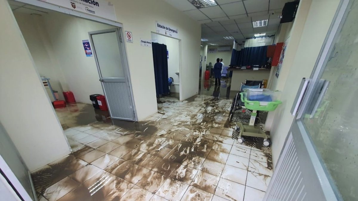 El hospital cantonal Rafael Serrano López luce hoy así luego de que drenaran un poco las aguas.