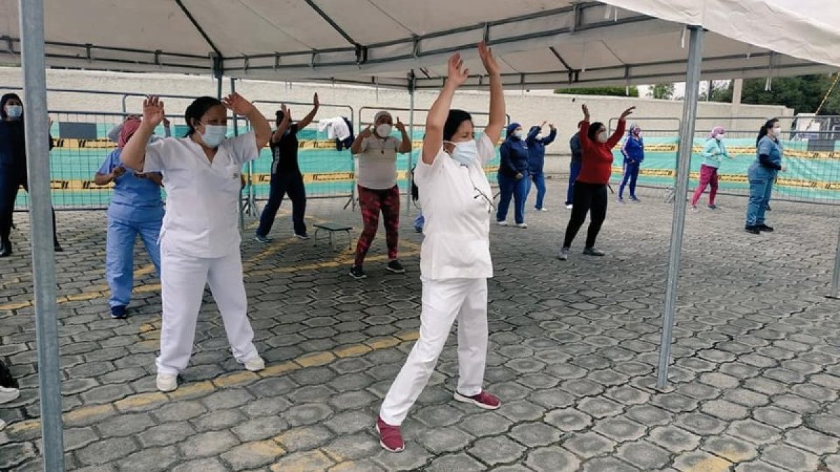 Personal del hospital durante una de las sesiones de bailoterapia.