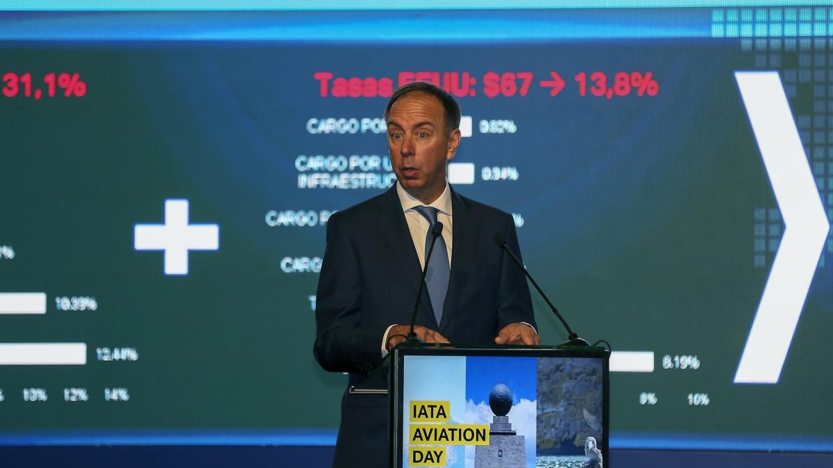El vicepresidente Regional para las Américas de IATA, Peter Cerdá, habla hoy durante el Foro Día de la Aviación en Quito (Ecuador).